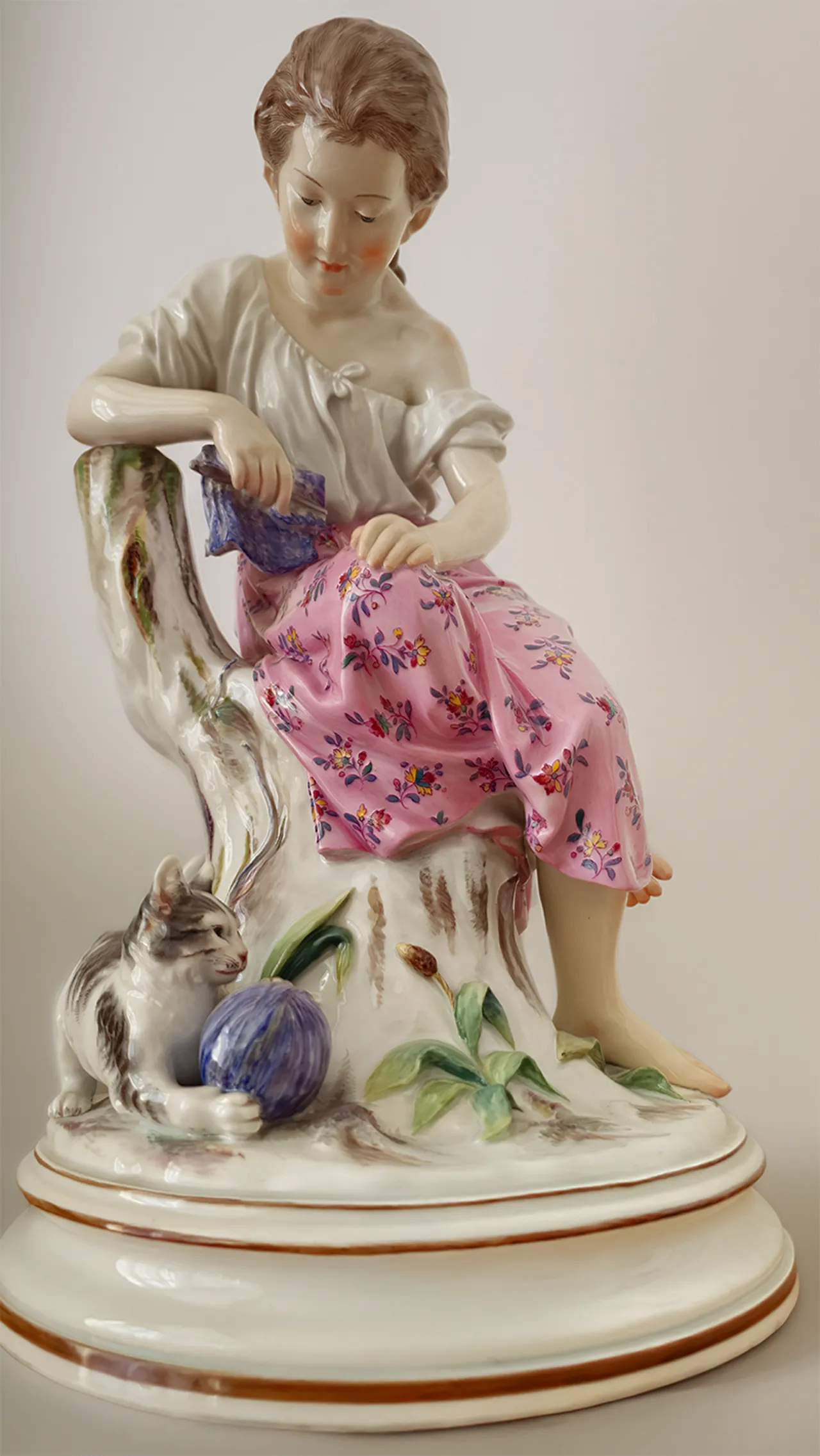 Frontansicht der Meissen-Porzellanfigur W151 mit Mädchen, Katze und Wollknäuel